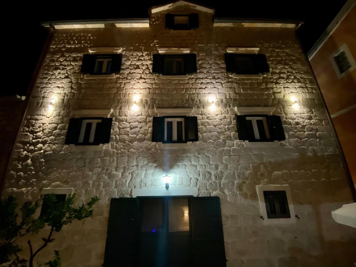Apartment Caserma Kotor Buitenkant foto