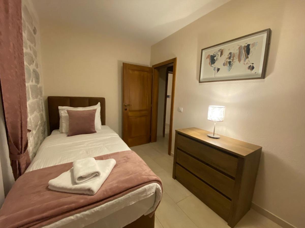 Apartment Caserma Kotor Buitenkant foto